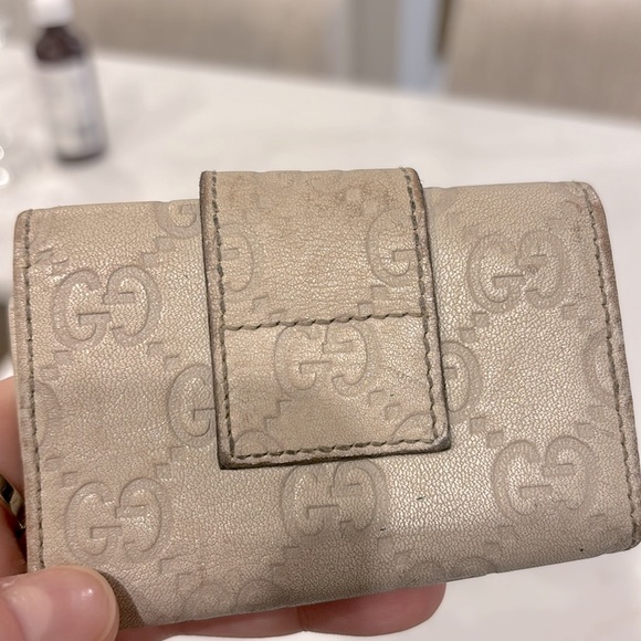 GUCCI Heart Embossed 6 Key Holder in Grey - Picture 9 of 10